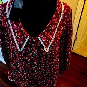 Lace detail at neckline, lace detail at cuff